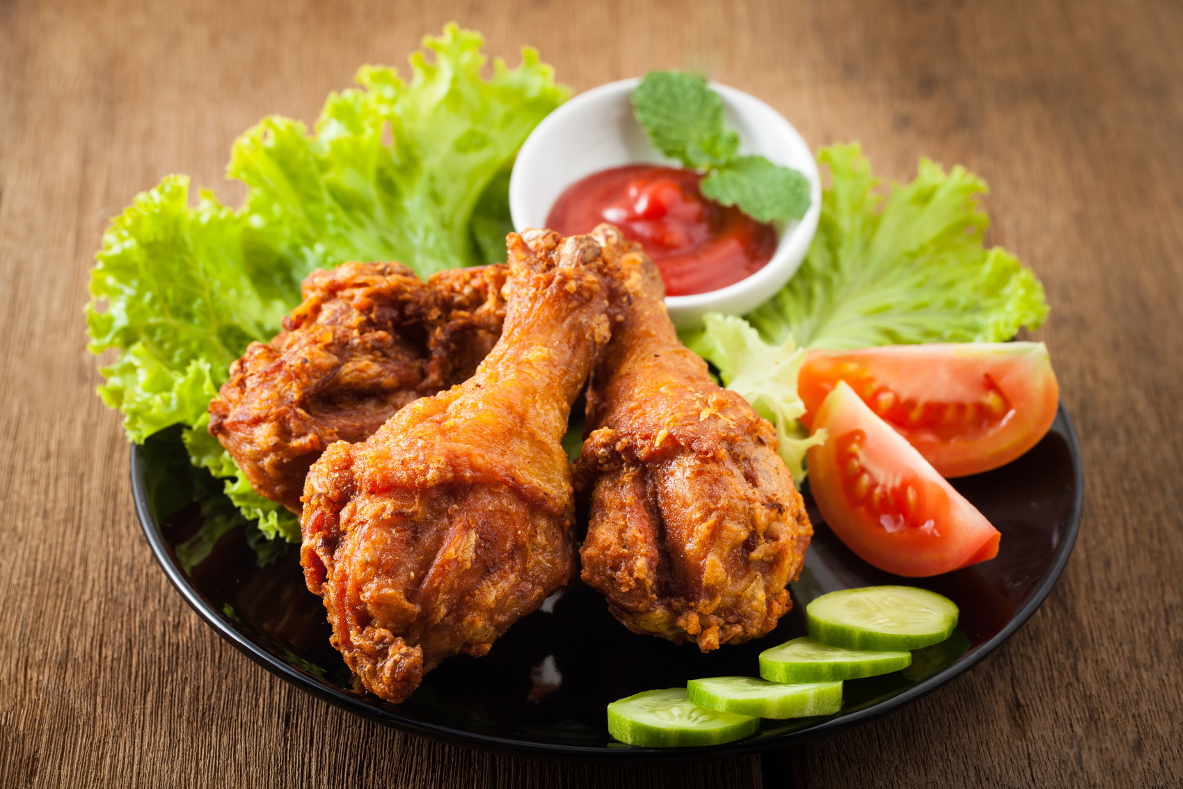 Fried chicken drumsticks and vegetables